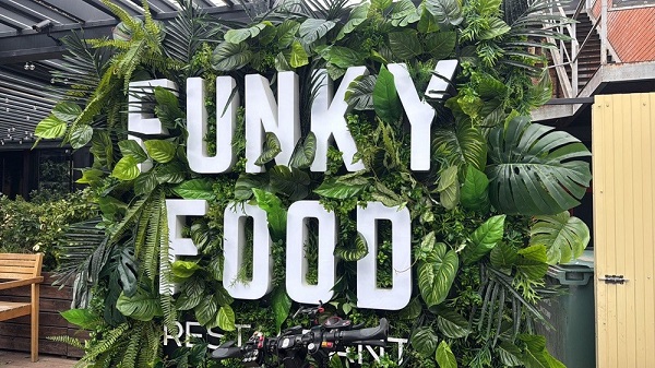 Вывеска "Funky Food"